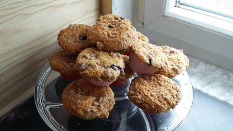 Vanilla and blueberry muffins with crumble topping